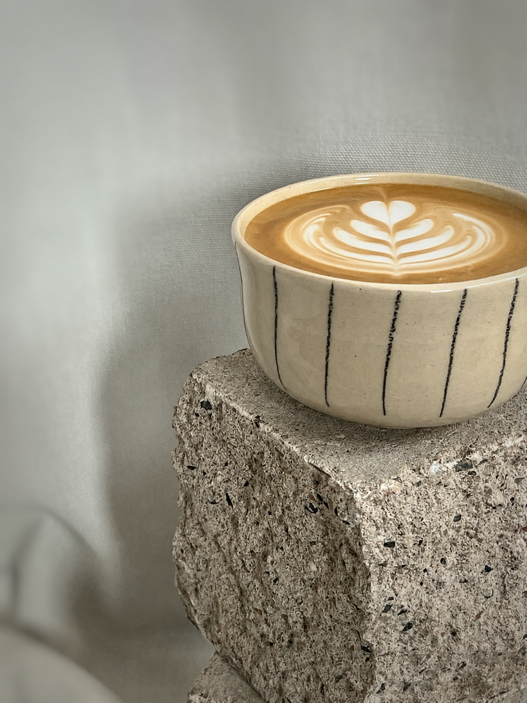 Becher Schwarz gestreift I Soft curve
