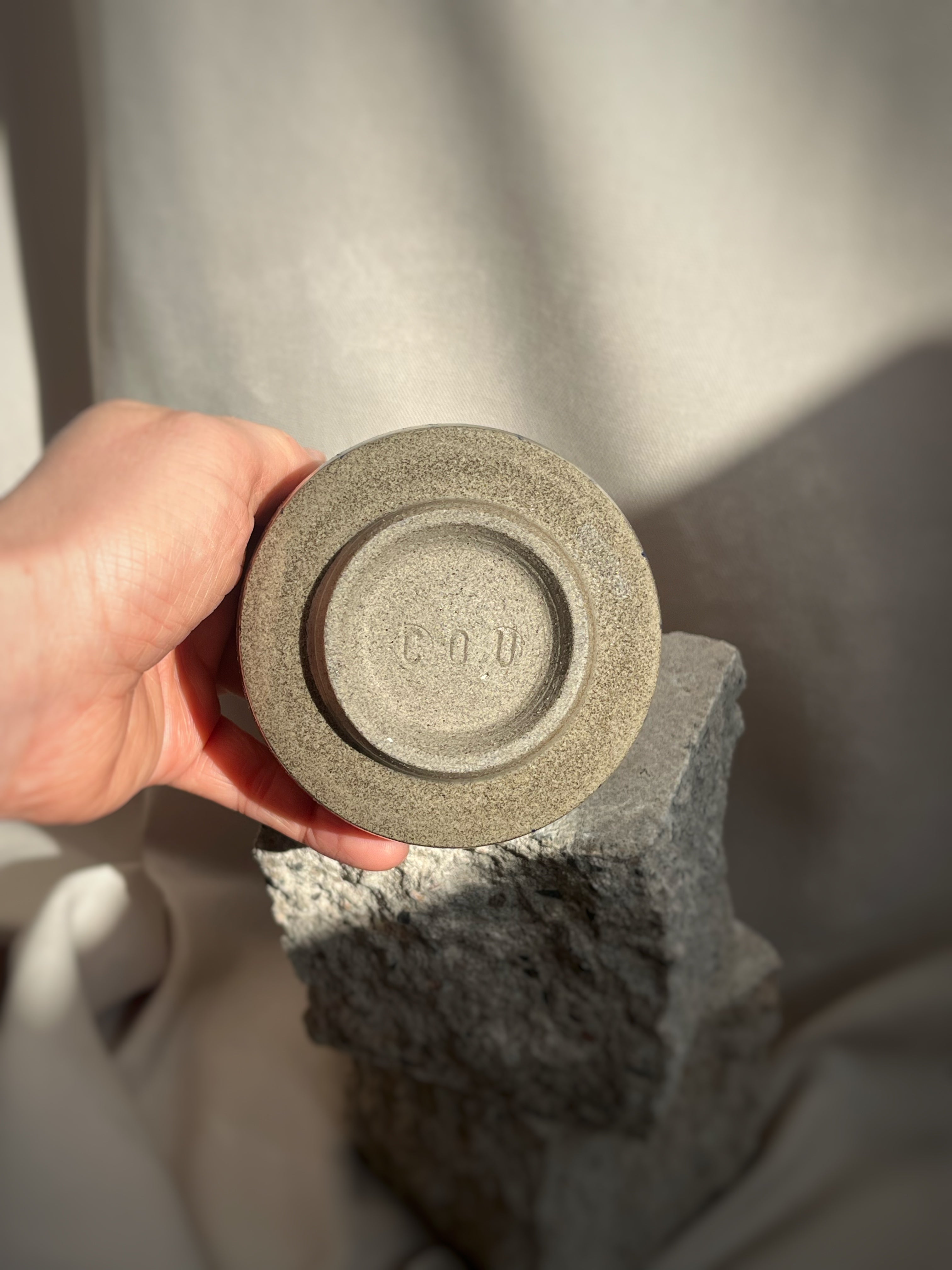 Becher Betongrau gestreift
