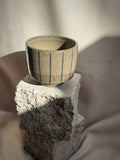 Becher Betongrau gestreift