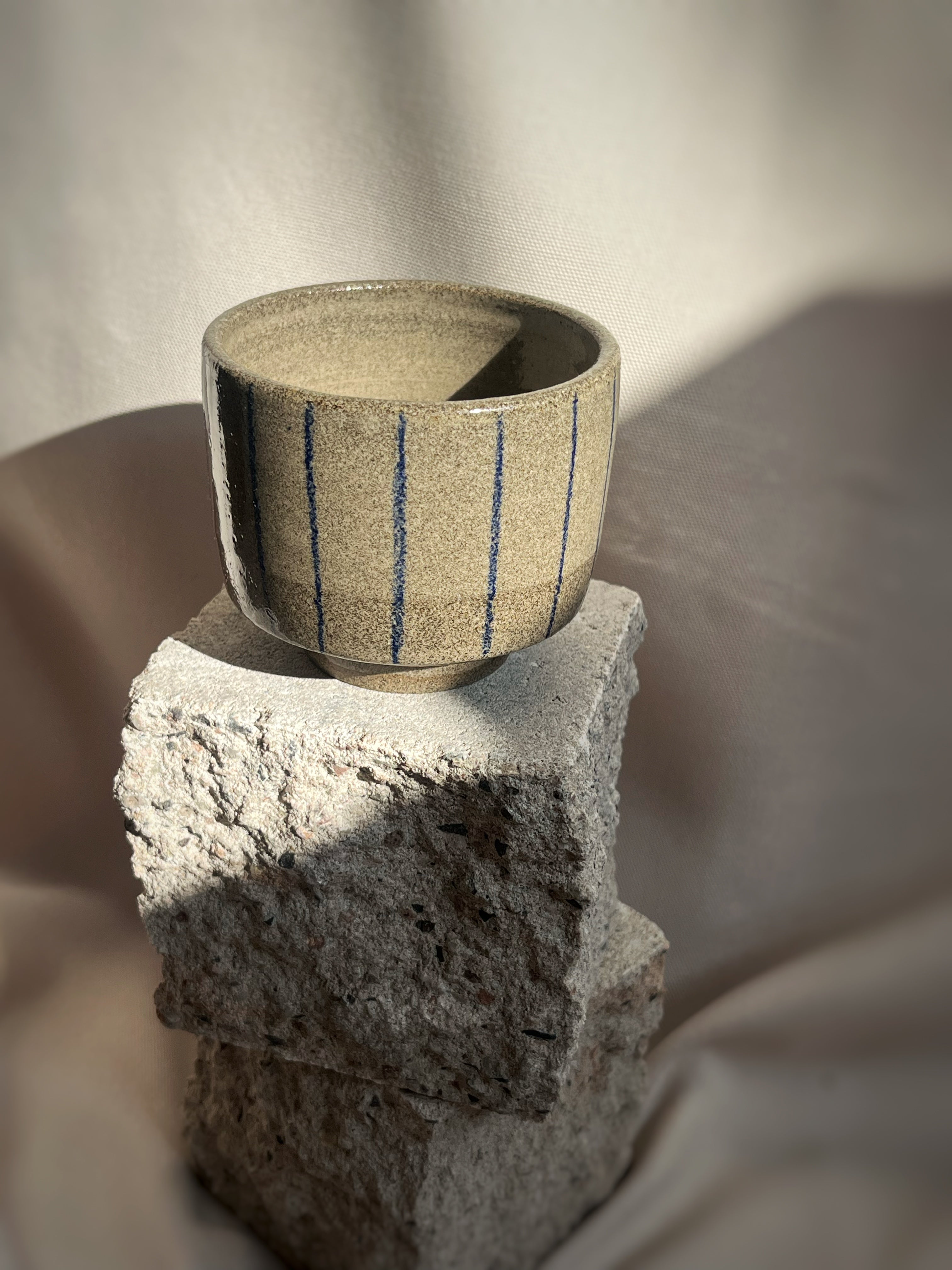 Becher Betongrau gestreift