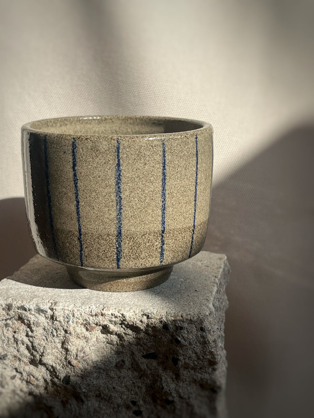 Becher Betongrau gestreift