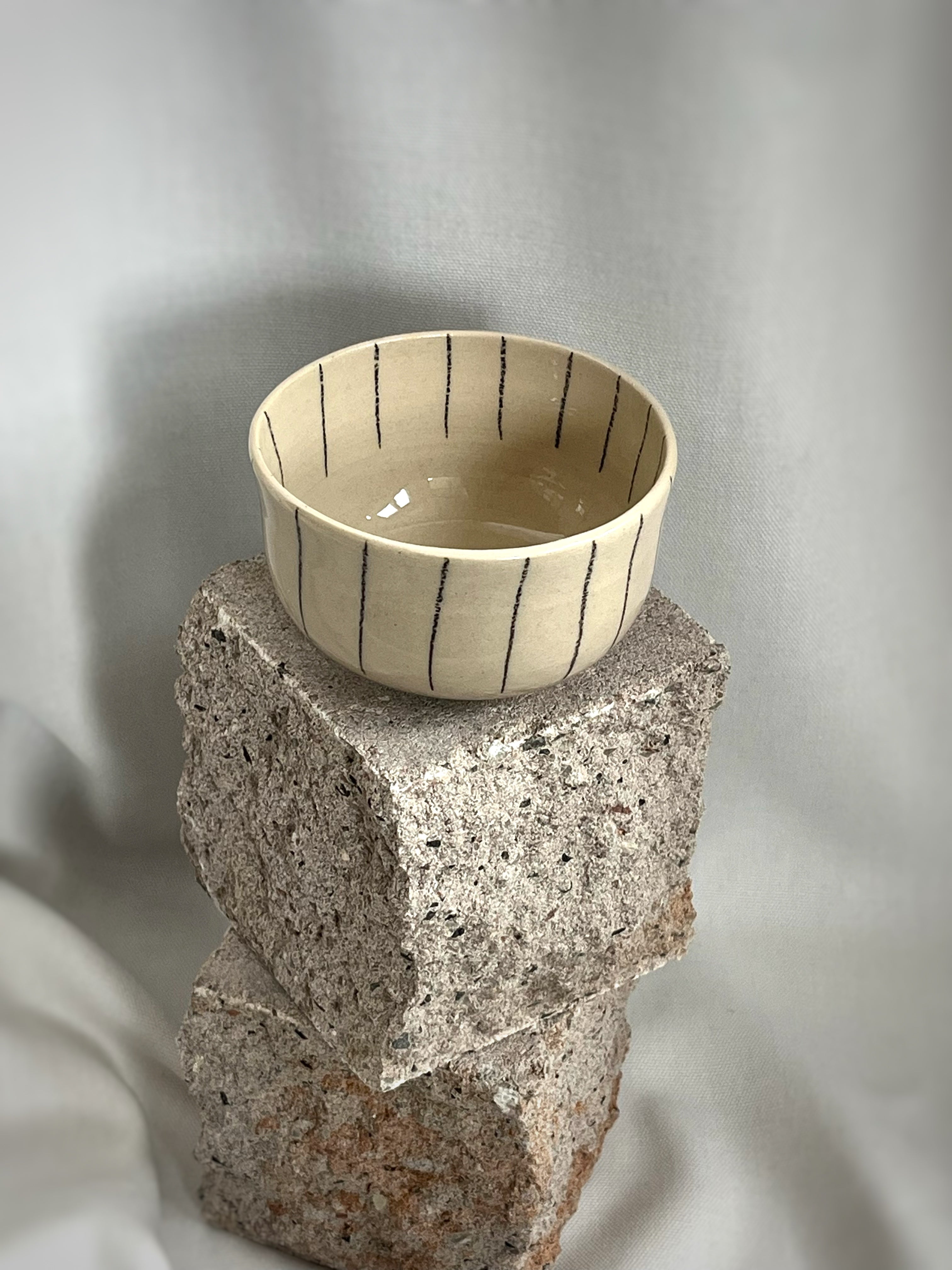 Becher Schwarz gestreift I Soft curve